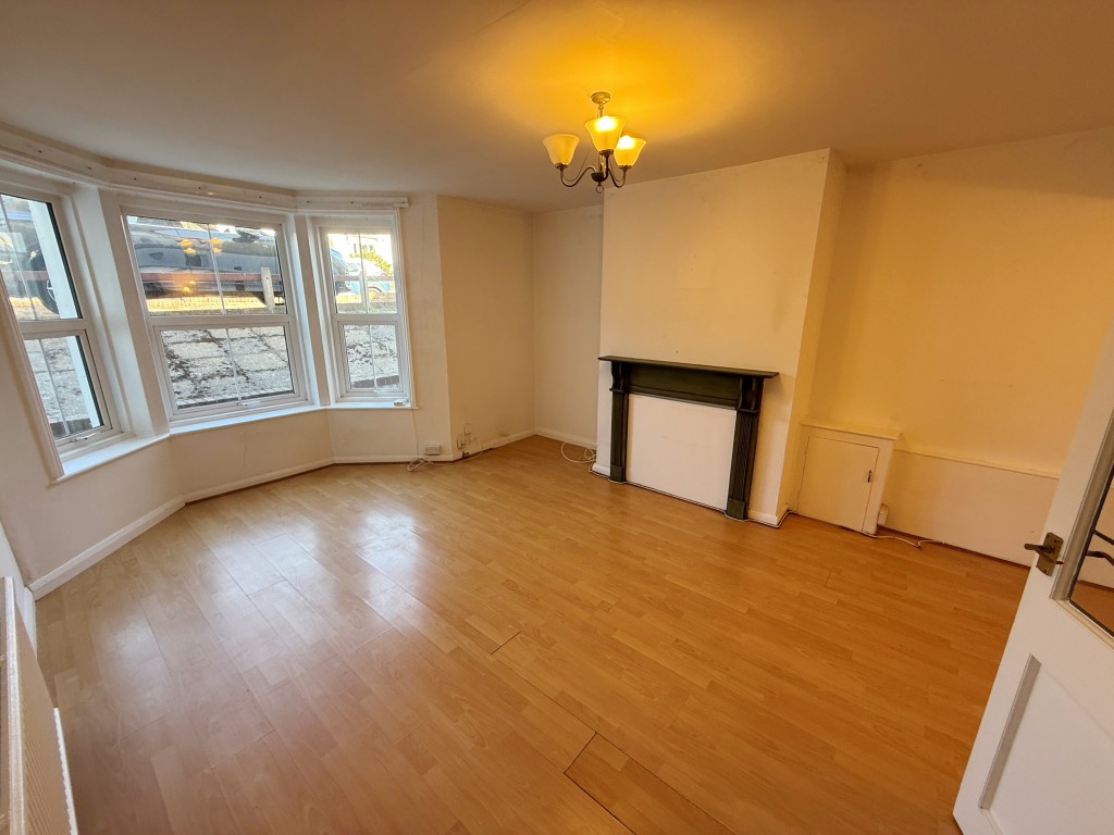 Lot: 165 - LOWER GROUND FLOOR FLAT FOR REFURBISHMENT - Living room